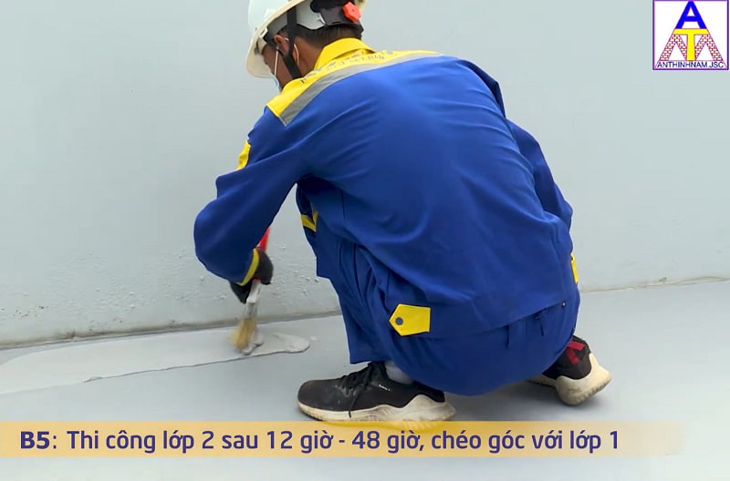 Thi công lớp 2 sau 12 - 48 giờ, chéo góc với lớp 1